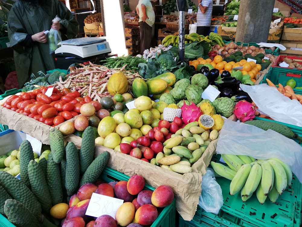 Frutas tropicales en mercadillo de Madeira